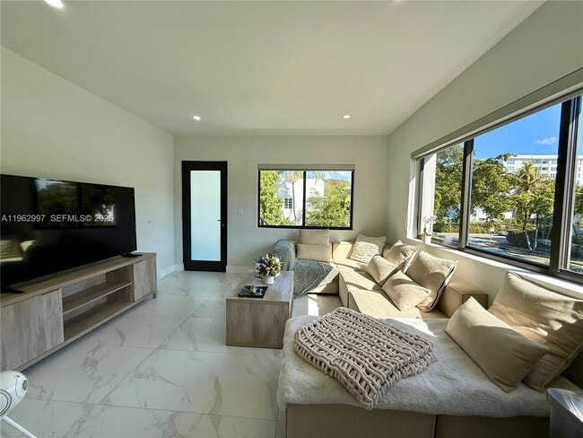 Building Photo - 944 Jefferson Ave Unit 9