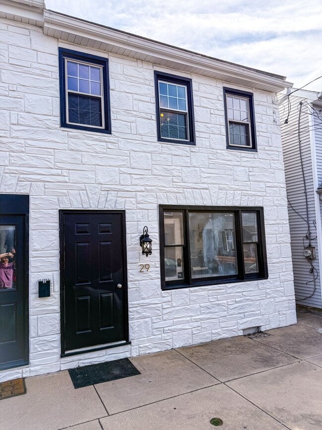 Building Photo - 29 S 5th St Unit 2