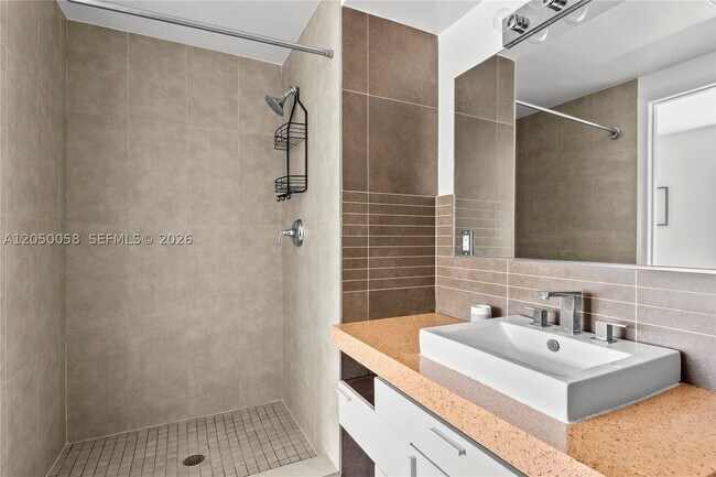Building Photo - 435 21st St Unit 318
