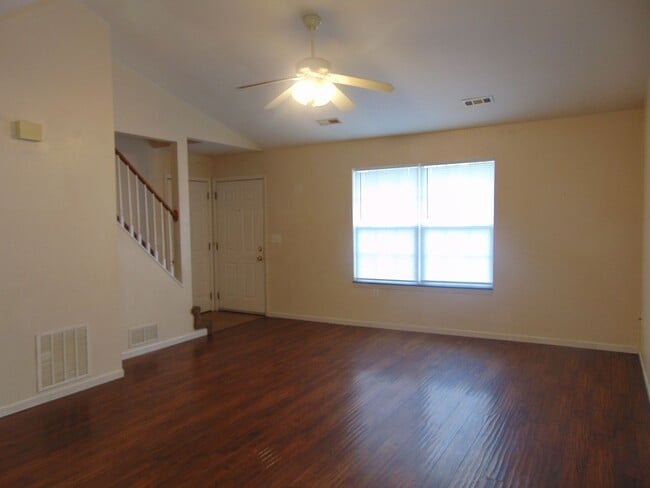 Photo - Nice 4 Bed 2 Bath Duplex In Valley Creek!