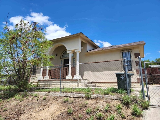 Photo - 2202 Blaine St