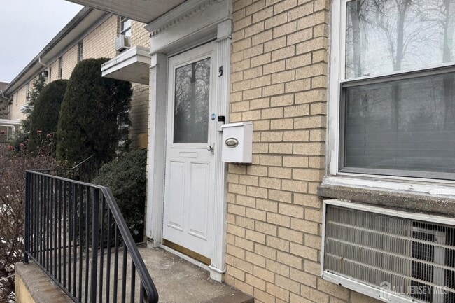 Building Photo - 400 Cranbury Rd Unit 5