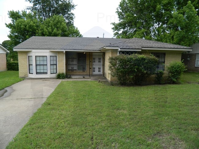 Building Photo - MOVE IN SPECIAL $500 OFF ON THE FIRST MONTH'S RENT! COMING SOON! Classic 4-Bed, 1.75-Bath Brick H...