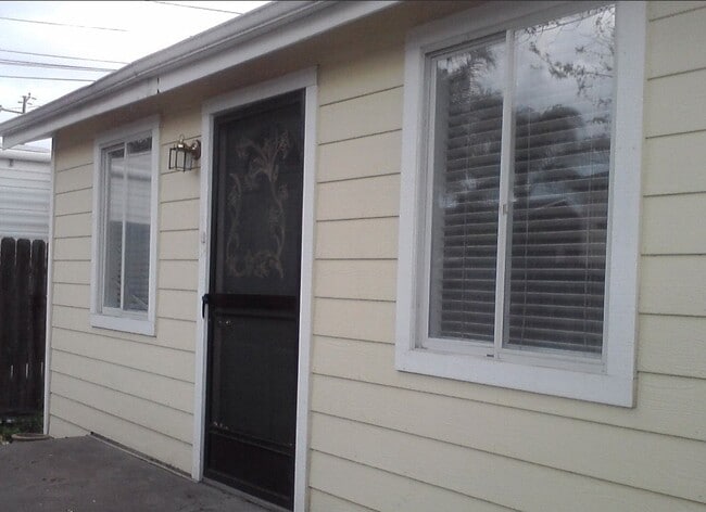 Building Photo - 1308 W Fern Dr