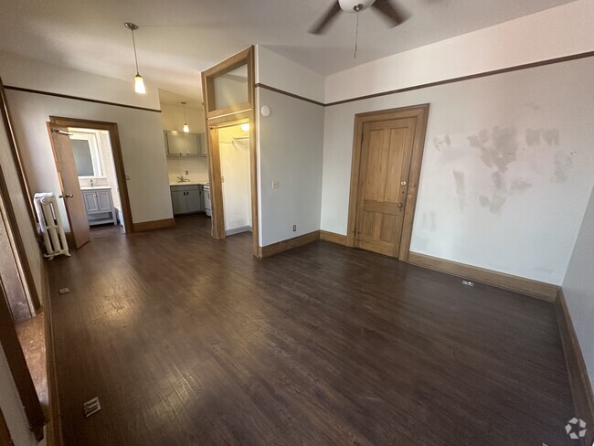 Building Photo - Spacious Updated Apartment Home in Vintage... Unit C