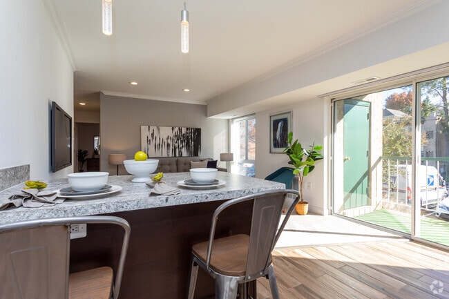 2BR, 1BA - 1,015 SF
