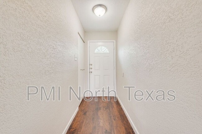 Photo - 305 Live Oak Dr