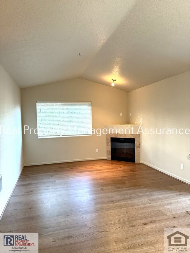 Photo - 10664 NE Holly St