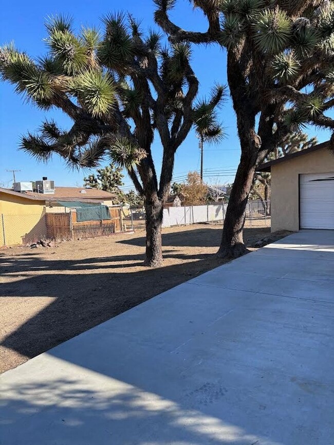 Photo - 7423 Dumosa Ave