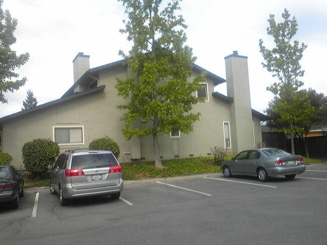 living space fire place at both level - 561 Manet Ter Townhome