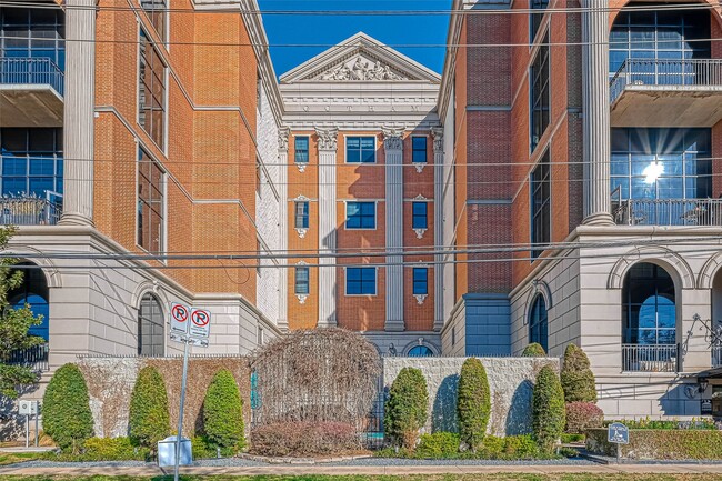 Building Photo - 1025 S Shepherd Dr Unit 209