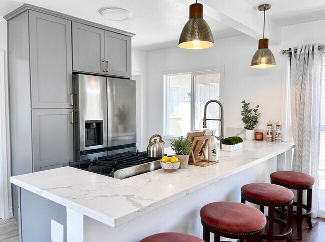 Photo - 1230 N Hollywood Way