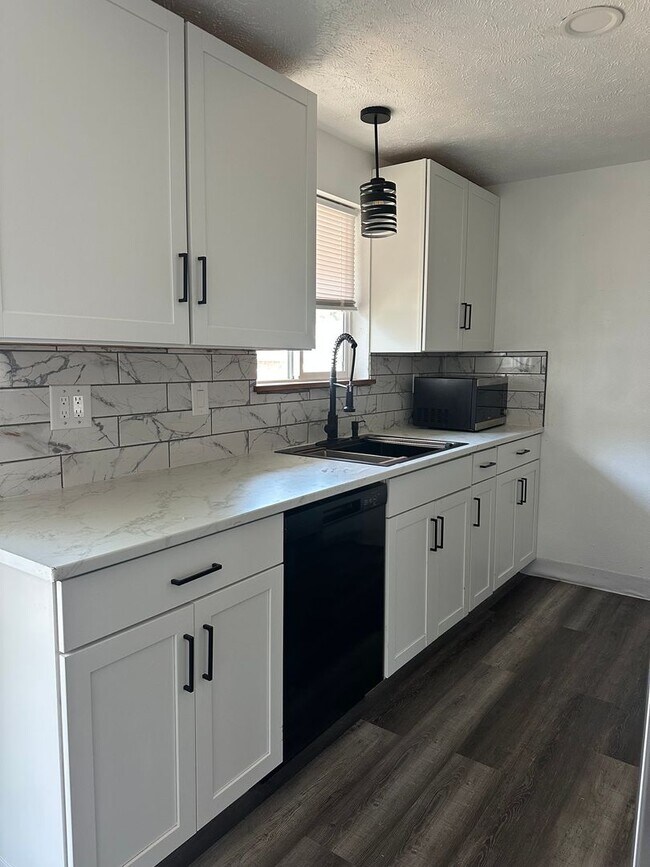 Photo - 4905 - York Duplex Unit 1