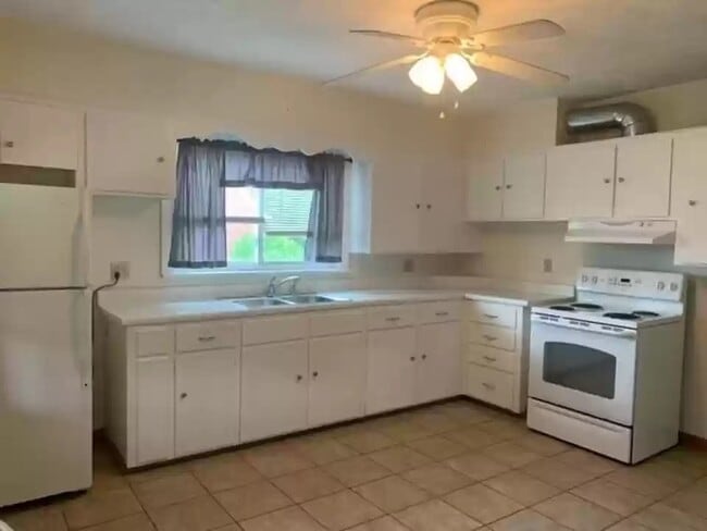 Photo - 3817 W 10th St