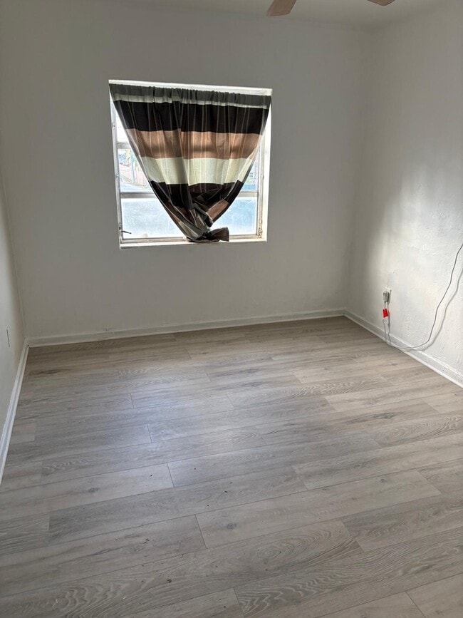 Dormitorio - 631 S J St