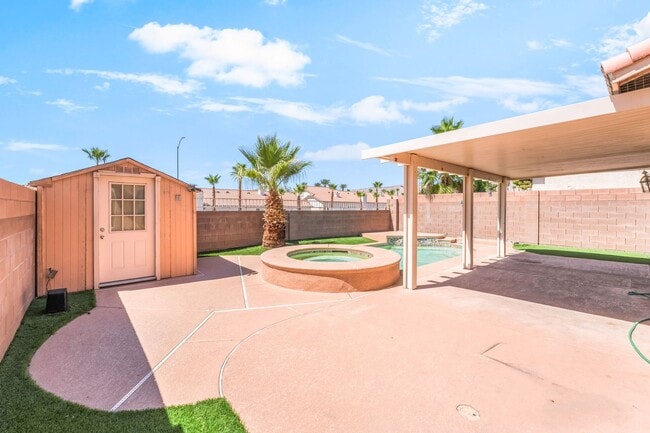 Photo - Beautiful 5 bed home with sparkling pool located in the heart of Las Vegas!