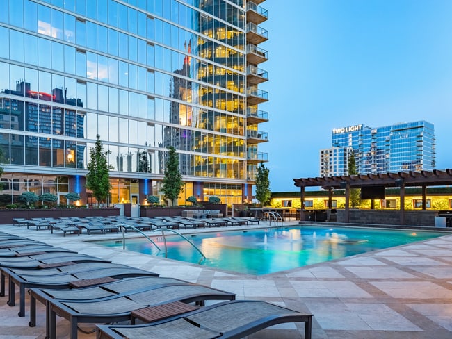 Resort-Style Rooftop Pool and Bar at One Light Luxury Apartments in Kansas City