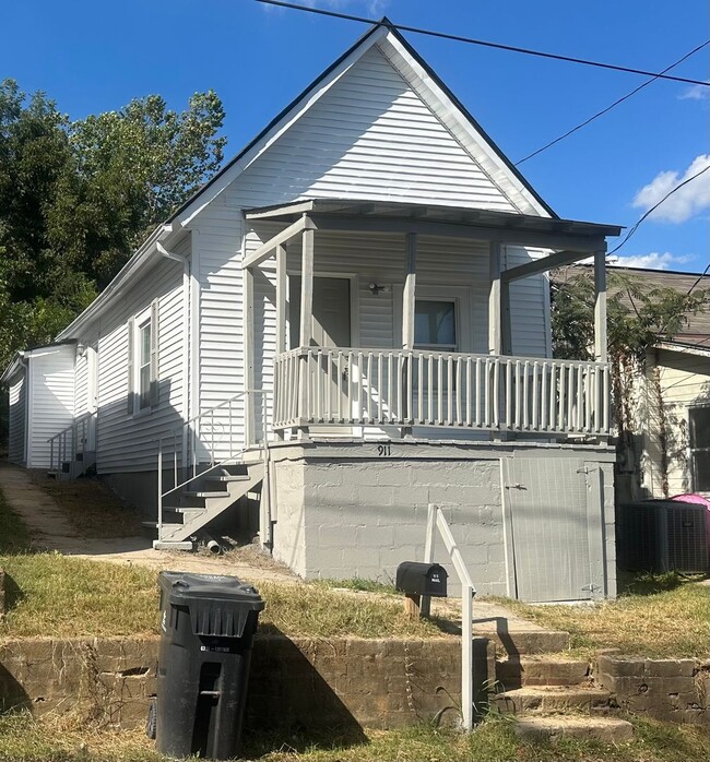 Building Photo - COMING SOON! Recently updated and convenie... Rental