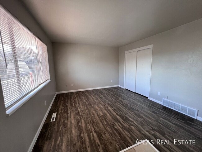 Building Photo - 4414 N Chestnut St Unit 4