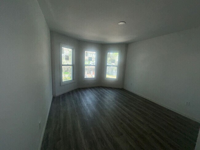 Photo - 2192 E 82nd St Apartamento Unidad 2 - Up
