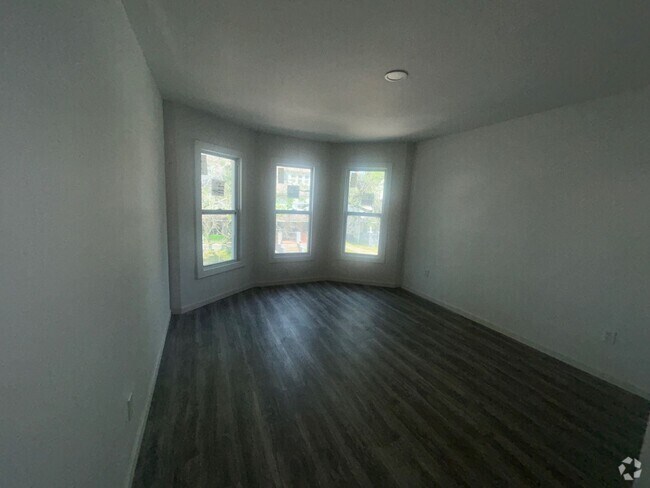 Building Photo - 2192 E 82nd St Unit 2 - Up Rental