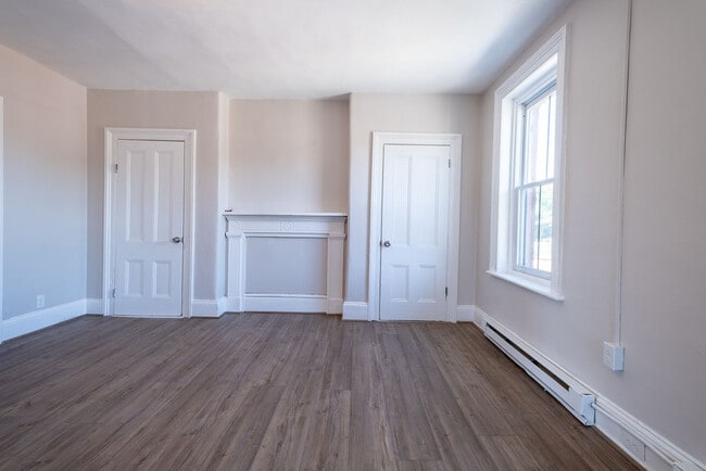 Living room - 42 Liberty St Unit 4