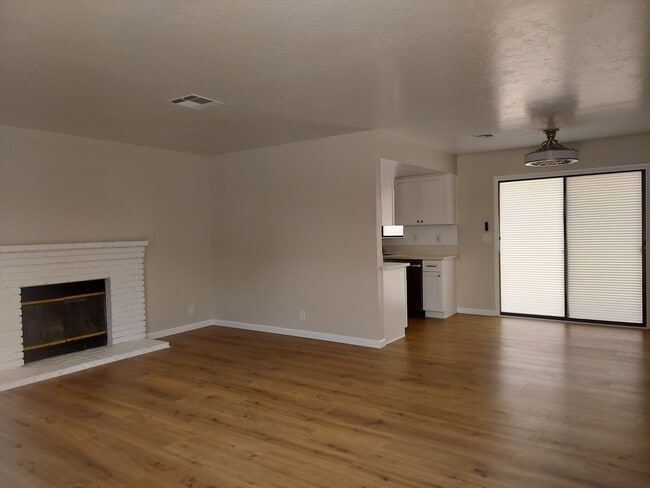 Building Photo - 612 W Graaf Ave Unit C