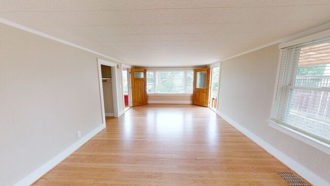 Photo - 4512 N Commercial Ave