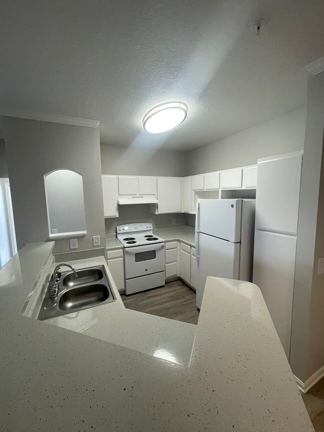 Colonnade at Regency Apartments For Rent in Jacksonville, FL