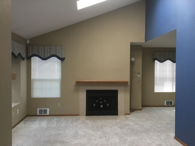 Building Photo - 2 Bedroom-1.75 Bath Single Story Condo/Just minutes from shopping, restaurants & great location f...