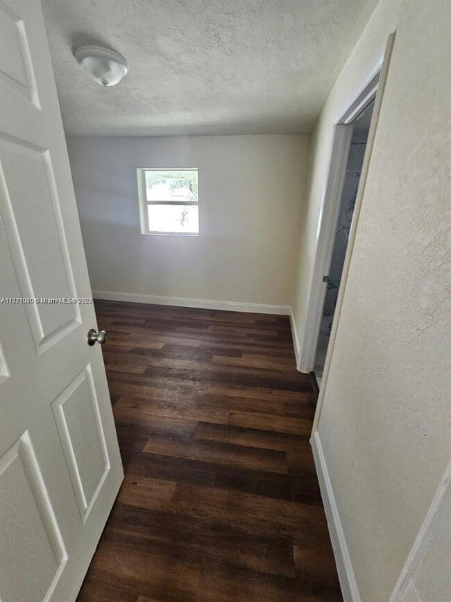 Photo - 1717 NW 69th St Apartamento Unidad A