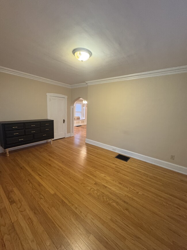 2 Bedroom, 1 bath- water and trash included - 1349 Portland Ave NE Apartamentos Unidad 1