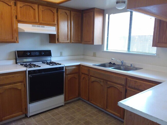 Photo - 2356-2356 Bushnell St Unidad 2320