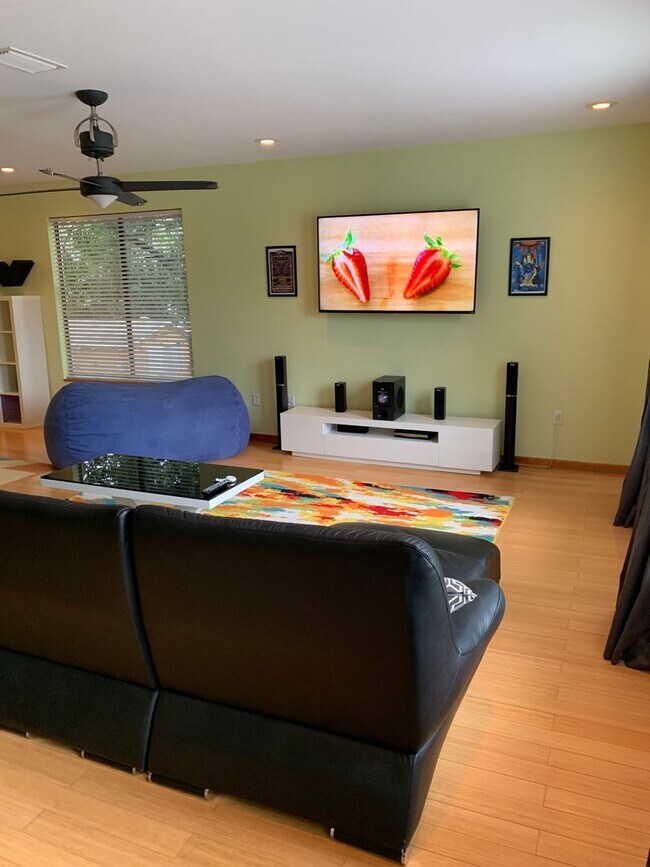 Photo - Amazing Non-Furnished 3 story contemporary...