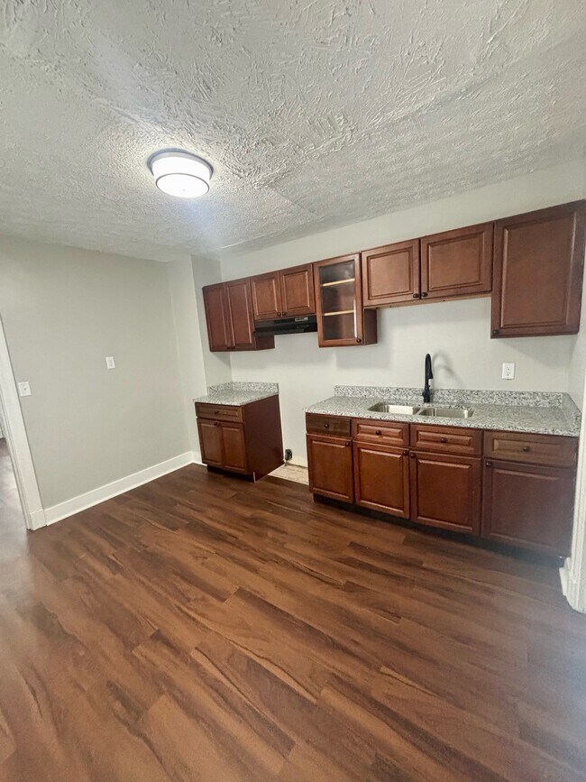 Photo - 1547 Longfield Ave