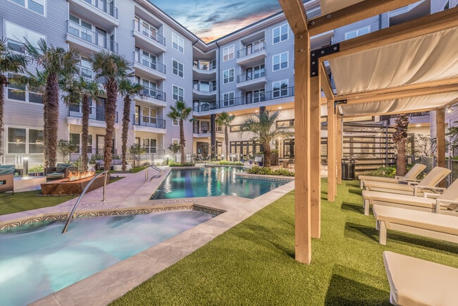 Piscina para residentes y jacuzzi - Overture Domain 55+ Active Adult Apartment...
