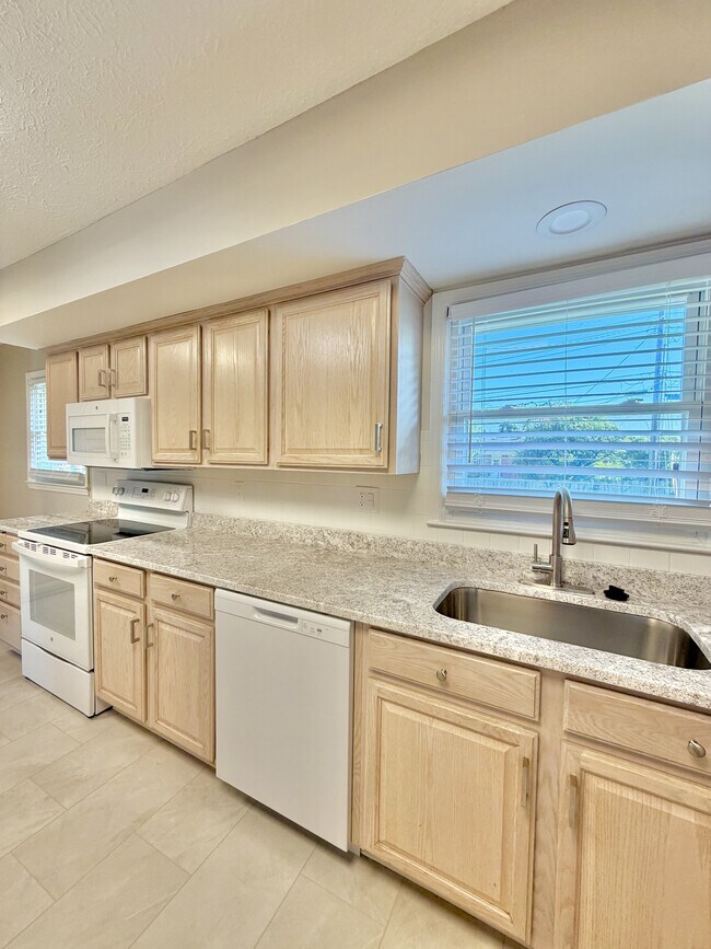 Photo - 520 Cricklewood Dr