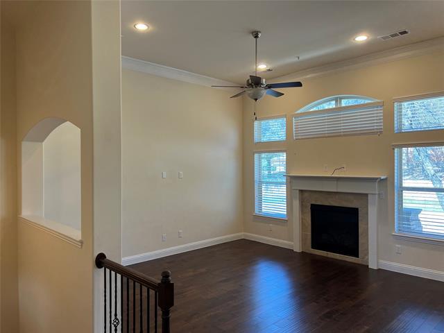 Photo - 587 Hampshire Dr