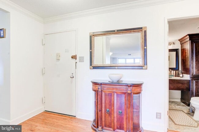 Building Photo - 307 Yoakum Pkwy Unit 1125