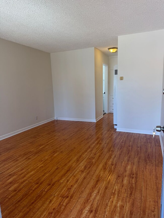 Photo - 1056 Linden Ave Unidad B