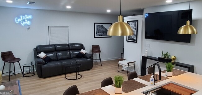 Photo - 1081 Fair St SW