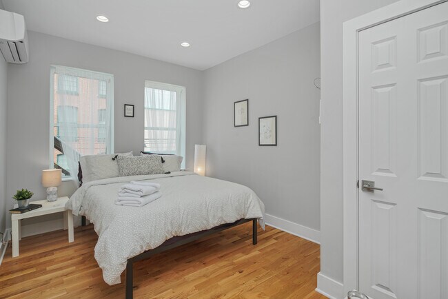 2049 E Hagert St Unit Upstairs