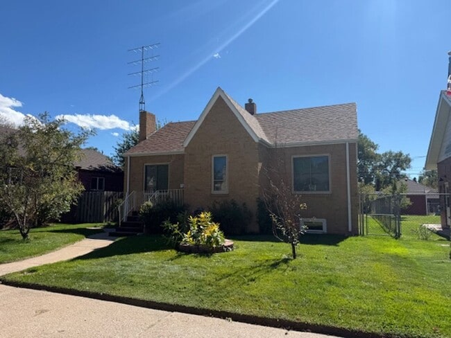 Building Photo - House For Lease