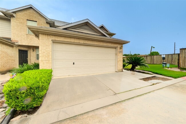 Photo - 2931 Meadowglen Cove