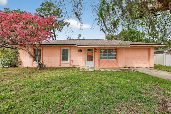 Building Photo - 3 Bedroom Home in Tavares – Available Now!