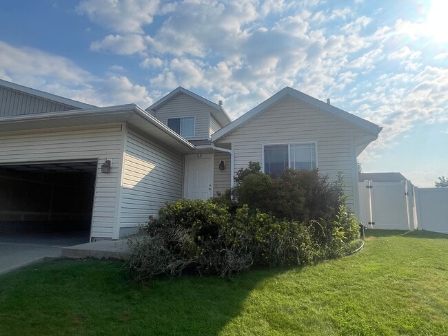 Building Photo - Freshly Remodeled 3 bed 2 Bath Townhome