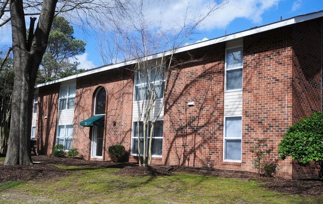 Entrada del edificio - Olde Jamestowne Apartments