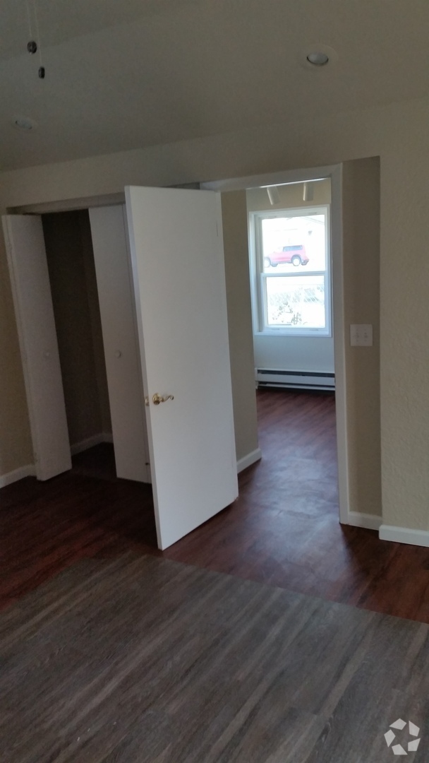 Building Photo - Close to Victorian Square and Sparks Events! Rental