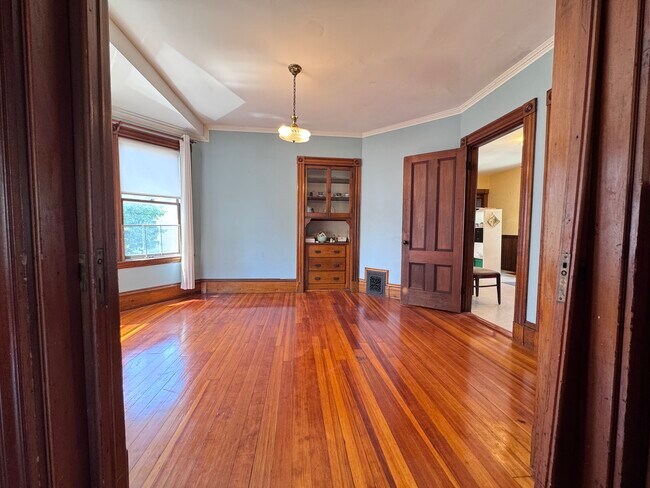 Dining Room w door to kitchen - 104 Hancock St Unidad 104