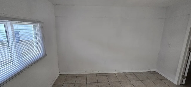 Photo - 1050 W State St